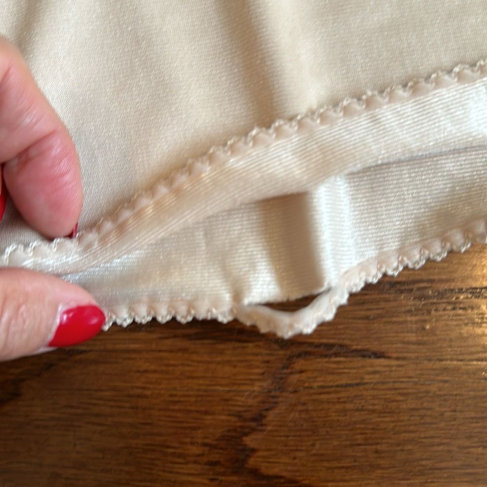Vintage Vassarette light tan half slip/ as‎ is - Picture 5 of 7